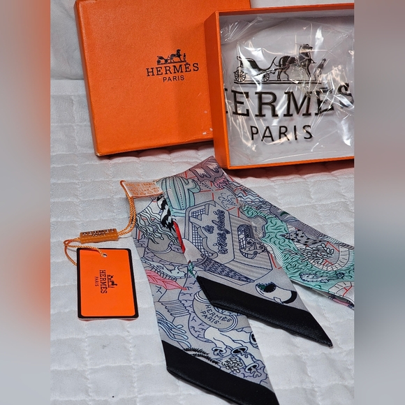 Hermès Pink And White Silk Twilly Scarf NWT And Box - Picture 5 of 10